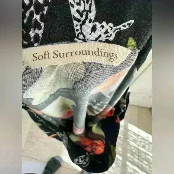 Soft Surroundings Womens
Midi Skirt‎ Size L Black
Colorful Floral Butterfly Zip - Picture 5 of 6